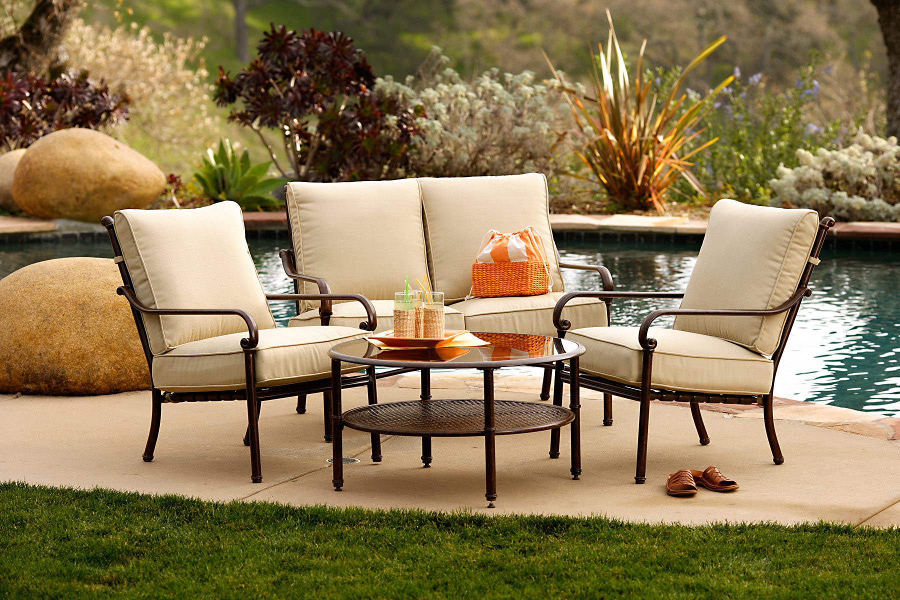 Great Patio Furniture That Enhance the Beauty of the Patio